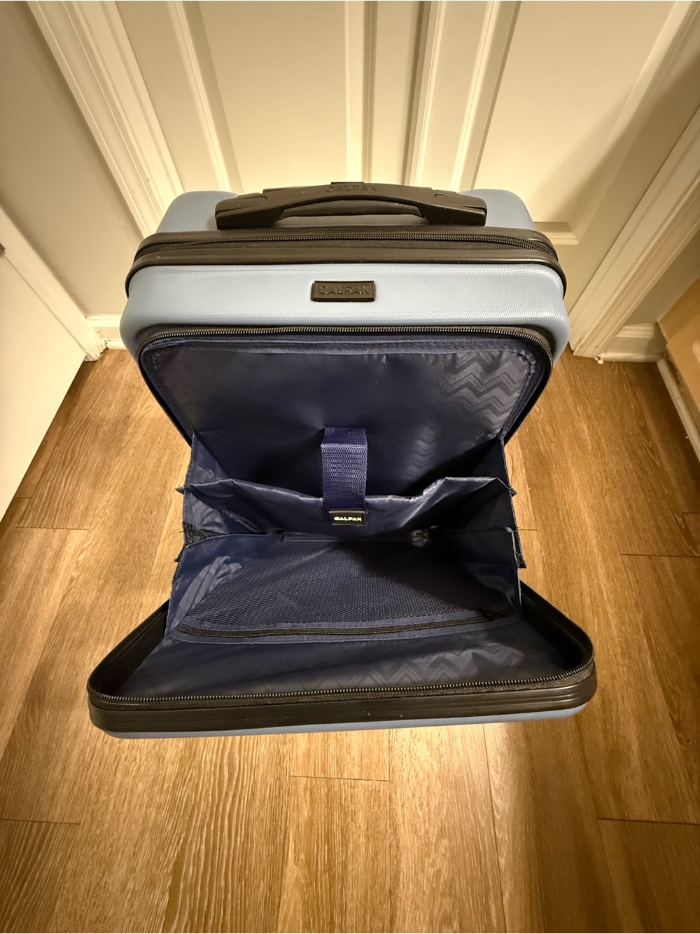 CalPak 22" Malden Spinner Carry-On Suitcase - Picture 6 of 7
